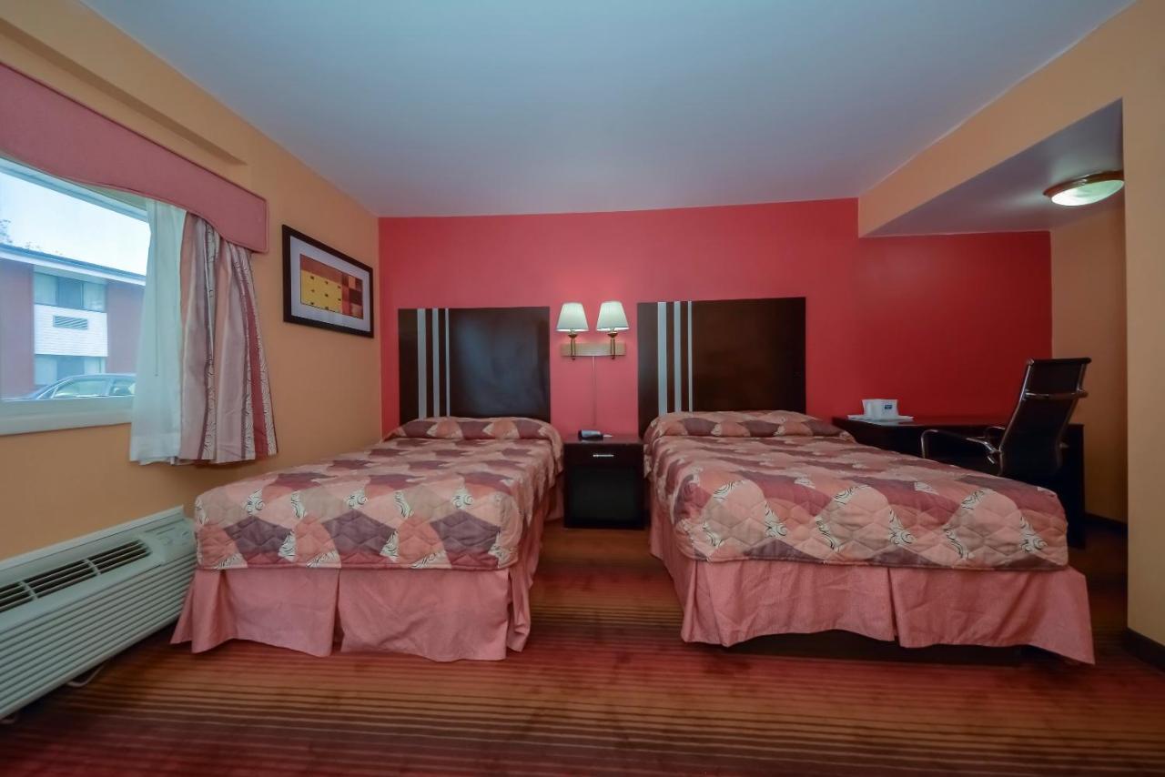 Rodeway Macarthur Airport 2*