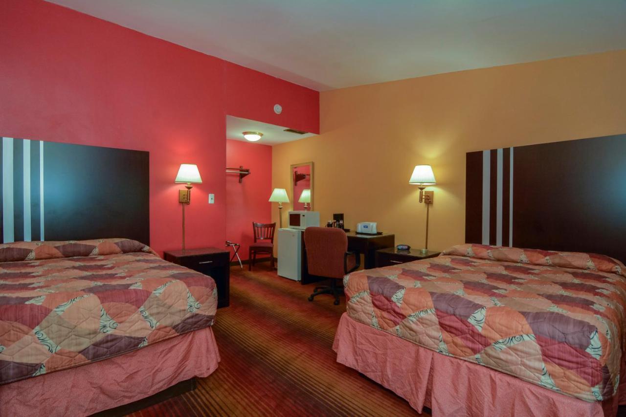 Rodeway Macarthur Airport 2*